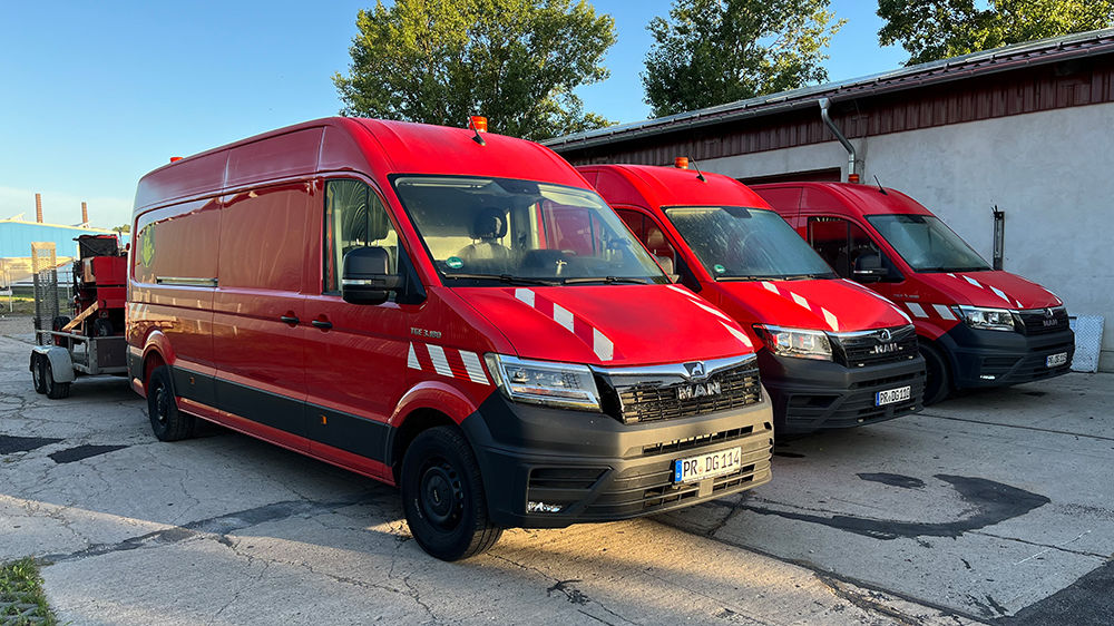 3 Fahrzeuge auf dem Hof