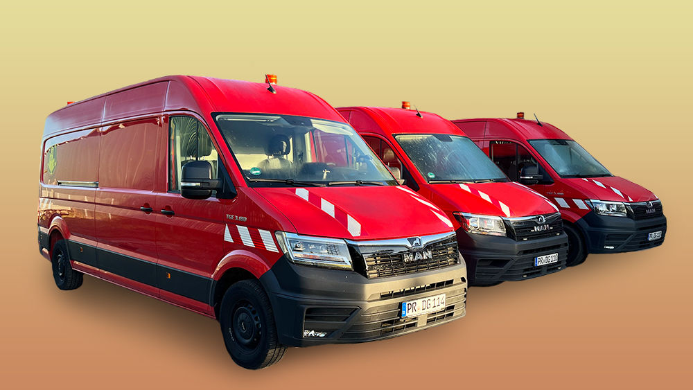 freigestellt: 3 Fahrzeuge auf dem Hof