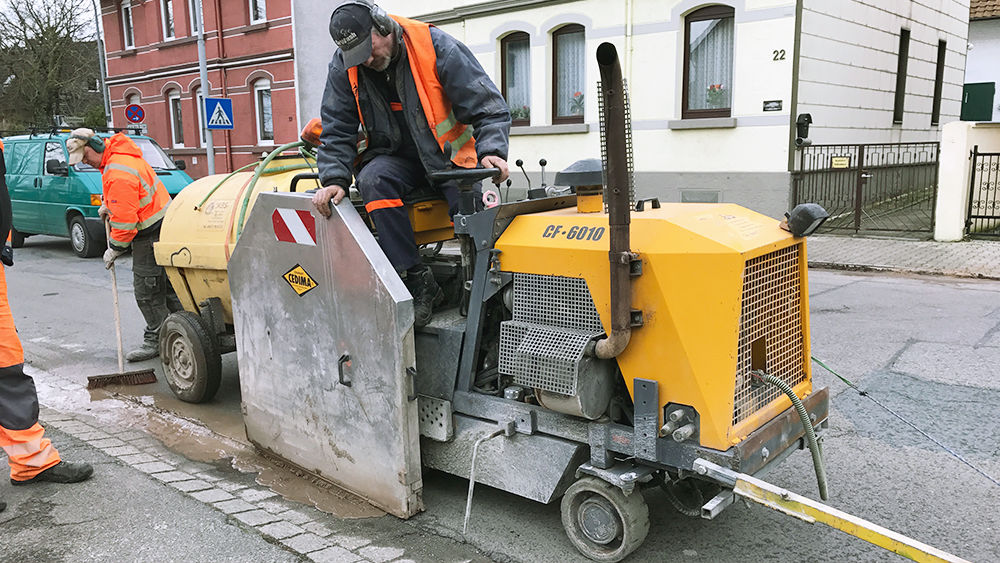 Trennschneiden: Mann auf Maschine