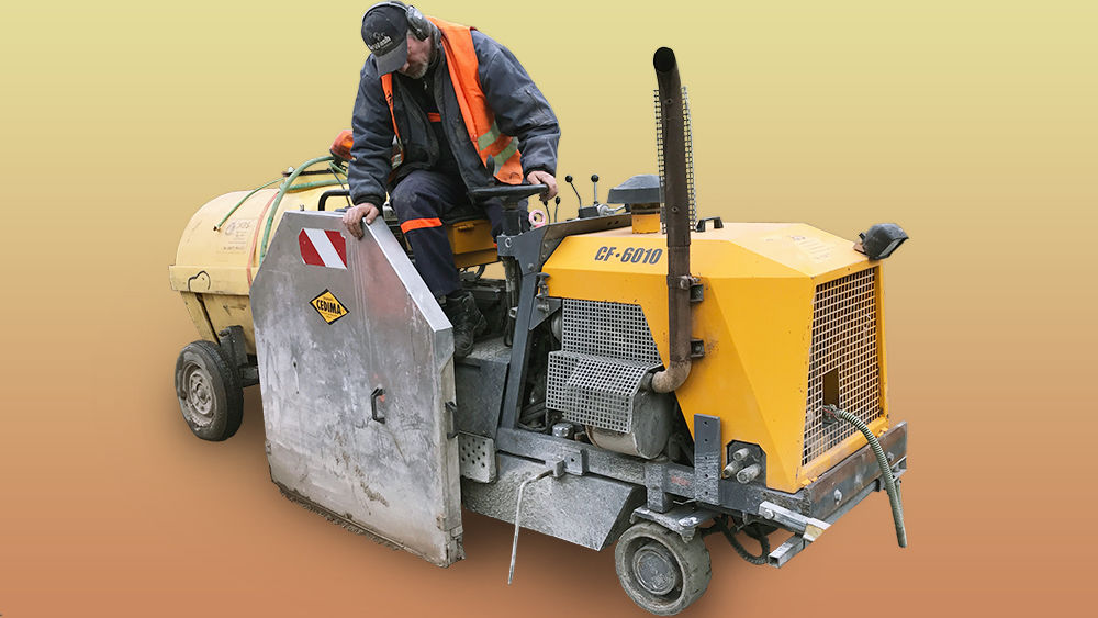 Trennschneiden: Mann auf Maschine freigestellt